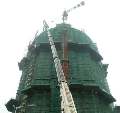 红古吊车在工地上作业